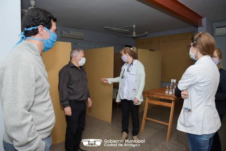 Autoridades y personal de salud del Centro de Emergencias Arroyito