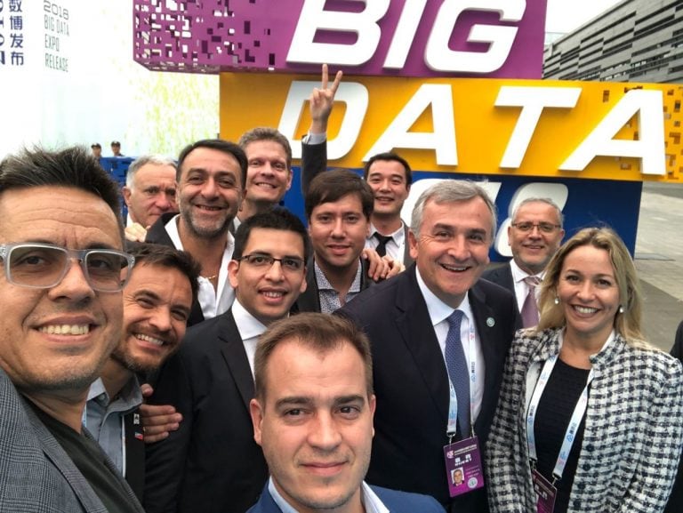 Ezequiel Escobar a la derecha del gobernador Gerardo Morales, en ocasión de encabezar el mandatario una delegación de emprendedores jujeños en China, para visitar uno de los principales centros mundiales de Big Data.