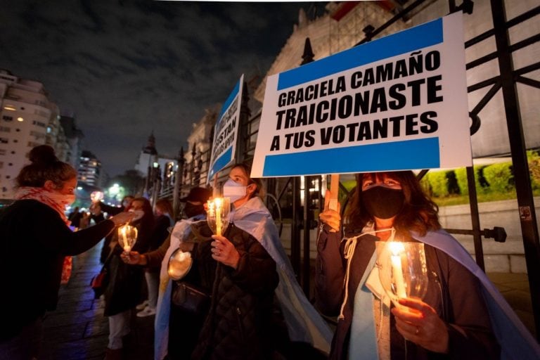 Frente a las puertas del Congreso de la Nación, manifestantes protestaron durante toda la madrugada de este jueves 27 de agosto de 2020 contra la reforma judicial.  (Clarín)