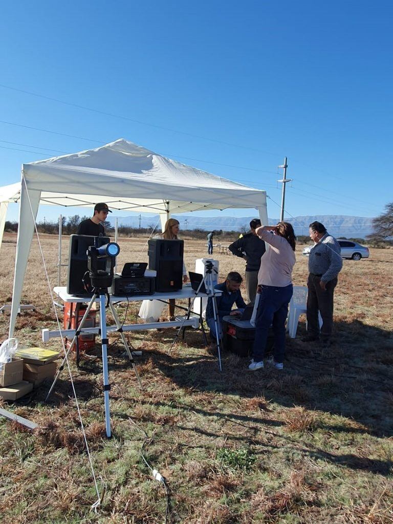 Profesores del IFDC de Villa Mercedes, San Luis e integrantes del Club de Astronomía de VM, miran el eclipse solar desde el Aeropuerto Internacional Valle del Conlara.