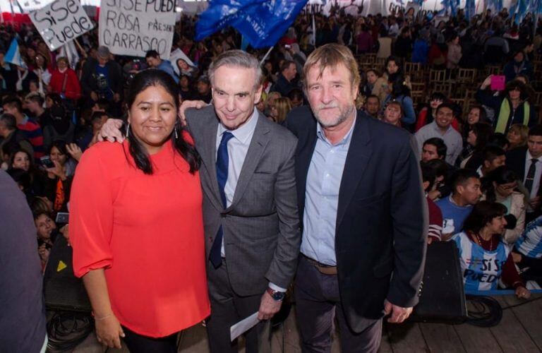 Natalia Sarapura, Miguel Pichetto y Jorge Rizzotti, en el acto de esta tarde en Alto Comedero.