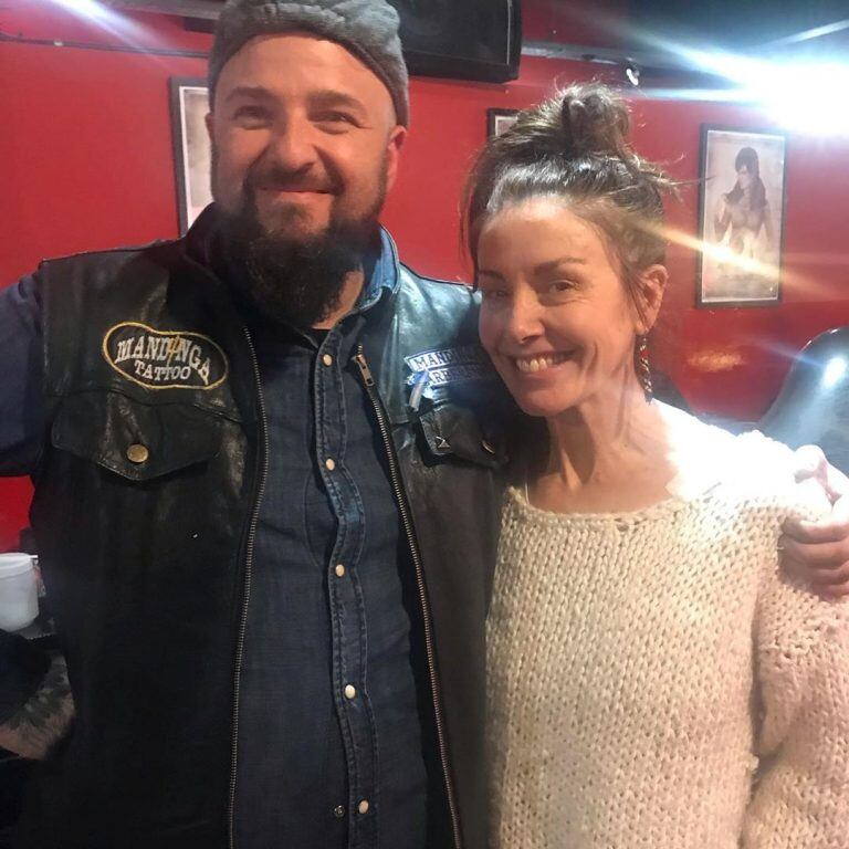 Viviana Saccone junto a su tatuador (Foto: Instagram)