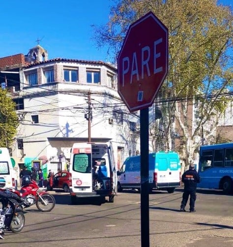 Una ambulancia embistió a un auto particular en Tucumán y Suipacha (@MauroYasprizza)