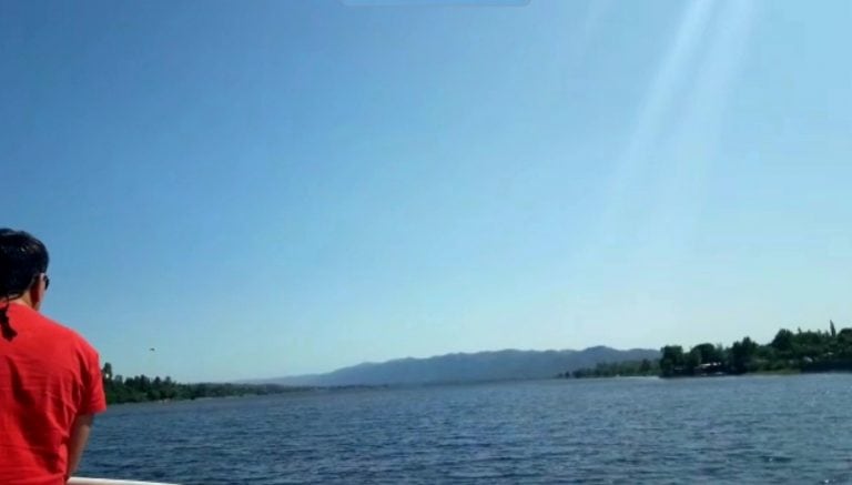 A bordo del clásico catamarán de Carlos Paz.