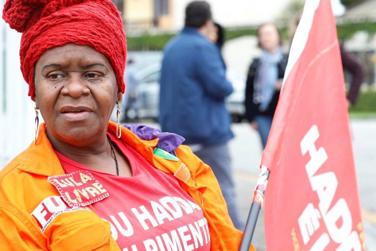 Simpatizante del Partido de los Trabajadores (PT), muestra su apoyo al candidato a presidente de Brasil Fernando Haddad