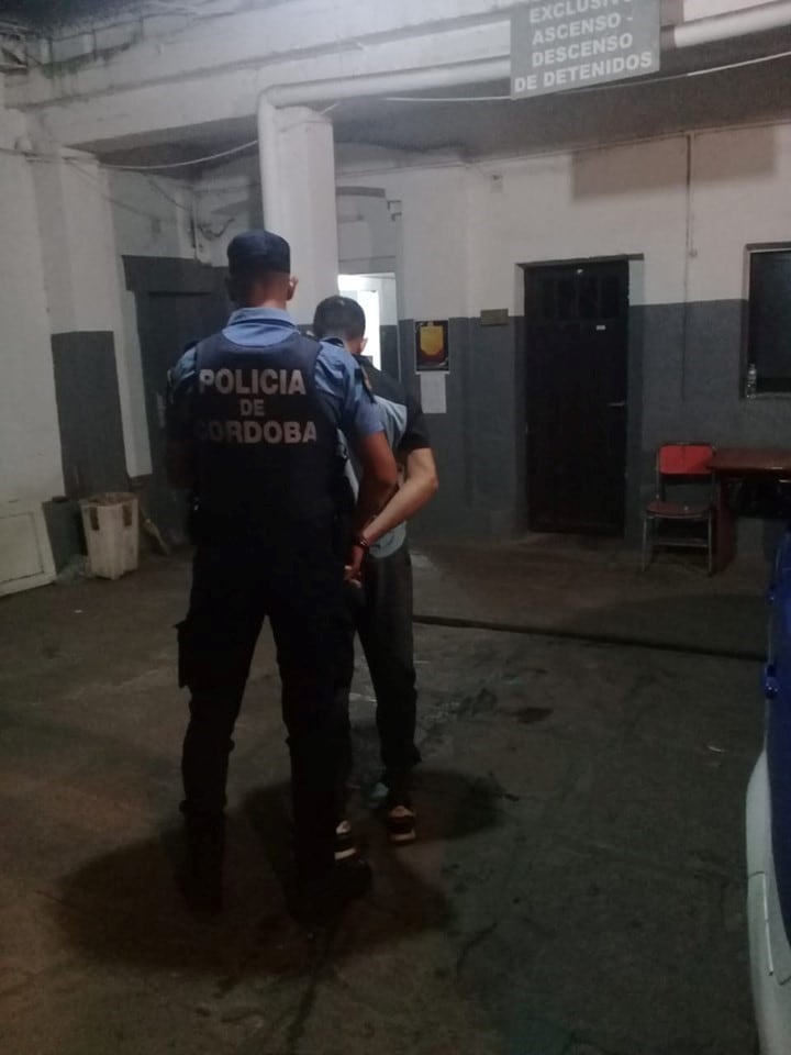 Robaron un par de zapatillas a un joven y fueron detenidos