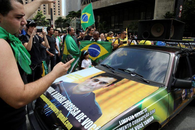 Manifestantes protestan contra el nombramiento del expresidente Luiz Inácio Lula da Silva como ministro de la Presidencia en marzo de 2016. El popular exmandatario brasileño, acosado por sospechas de corrupción, asumió la cartera más importante del gabinete de Dilma Rousseff. Crédito: EFE/Sebastião Moreira.