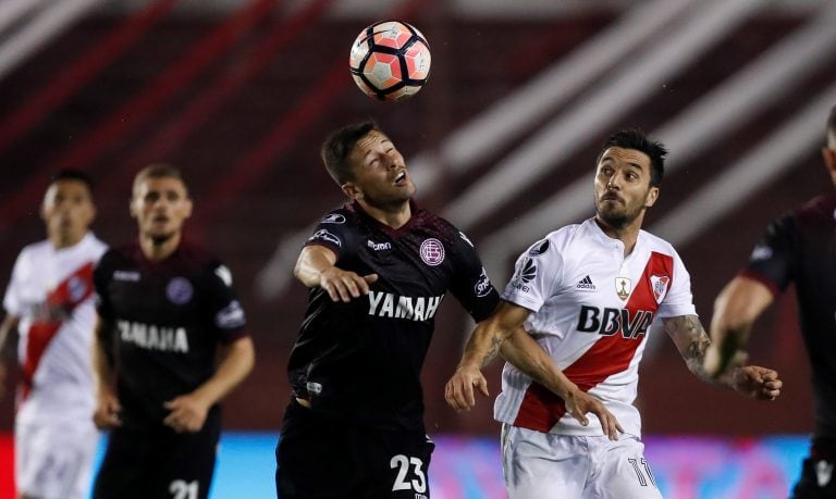 BUENOS AIRES (ARGENTINA), 31/10/2017.- El jugador Ignacio Scocco (d) de River Plate disputa el balón con Rolando García (c) de Lanús hoy, martes 31 de octubre de 2017, durante un partido de las semifinales de la Copa Libertadores que disputan el River Plate y el Lanús, en el estadio Ciudad de Lanús, en Buenos Aires (Argentina). EFE/David Fernández


 cancha de lanus ignacio scocco Rolando Garcia campeonato torneo copa libertadores 2017 futbol futbolistas partido lanus river plate