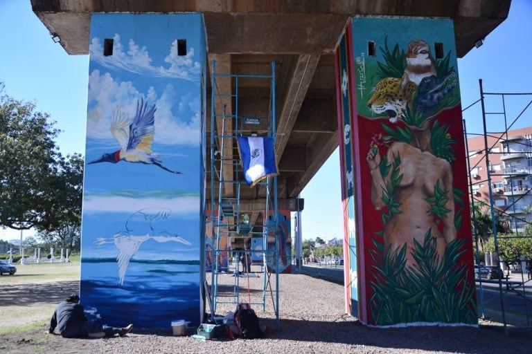 Muralistas preparan Paseo Iberá en la bajada del Puente lado Corrientes