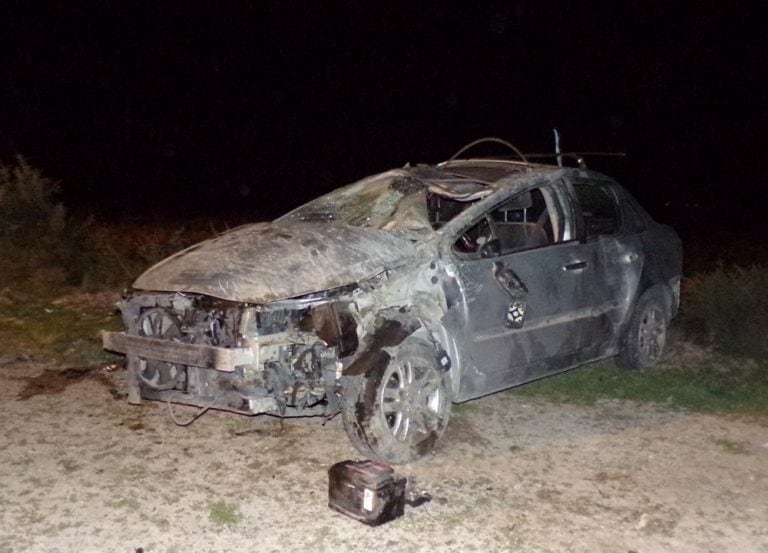 Tras rozarse con la camioneta, perdió el control y terminó dado vuelta sobre la banquina.