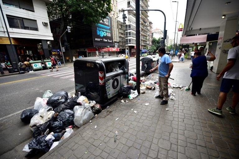 La basura se acumula en la ciudad de Córdoba por una protesta del Surrbac ante la suspensión de un trabajador.