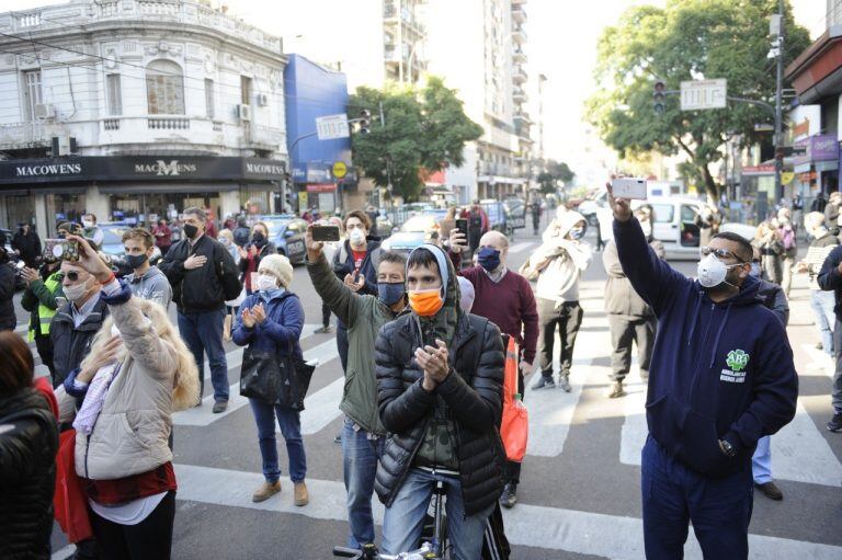 "Sirenazo" conmovedor en Villa Crespo en homenaje a los dos bomberos fallecidos durante el incendio de la perfumería "Pigmento". (Clarín)