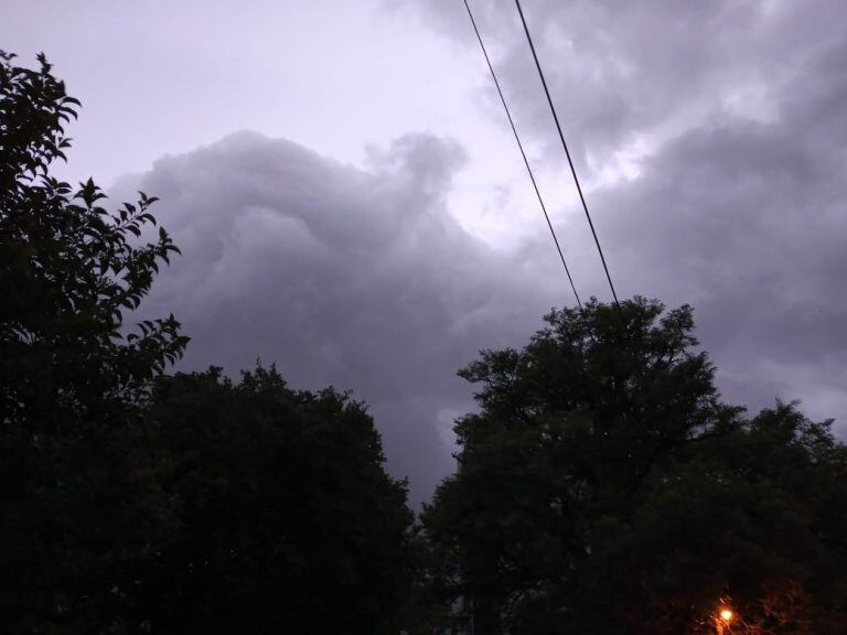 Mañana fría y con el cielo amenazante por lluvias.