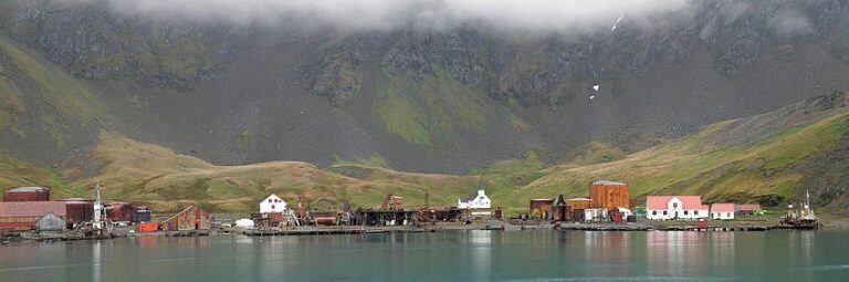 Islas Georgias del Sur - Grytviken, localidad donde estuvo emplazada una ballenera inglesa.