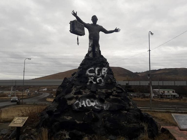 Río Turbio monumento a Kirchner tomado como motivo de burla y expresión de sentimientos hacia el ex presidente