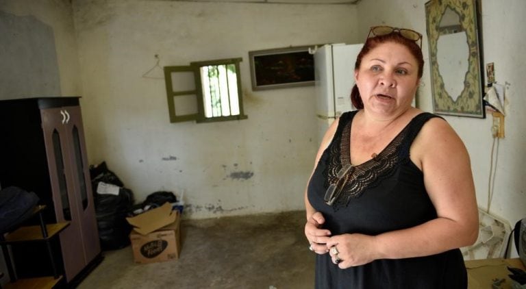 La pieza del cautiverio. Andrea, la hija del hombre secuestrado, en el lugar donde lo tenían encerrado.