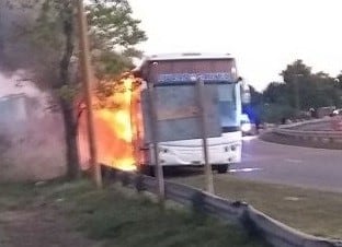 El colectivo se incendió esta mañana en la ciudad  capital. (Sin Mordaza)