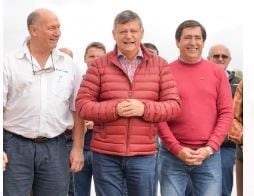 El gobenador Peppo flanqueado por el empresario Abel Simoni y el presidente del Concejo Municipal, Gustavo Martínez.