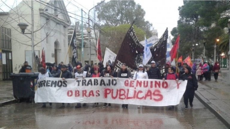 Organizaciones sociales marchan por la re activación de la obra pública.