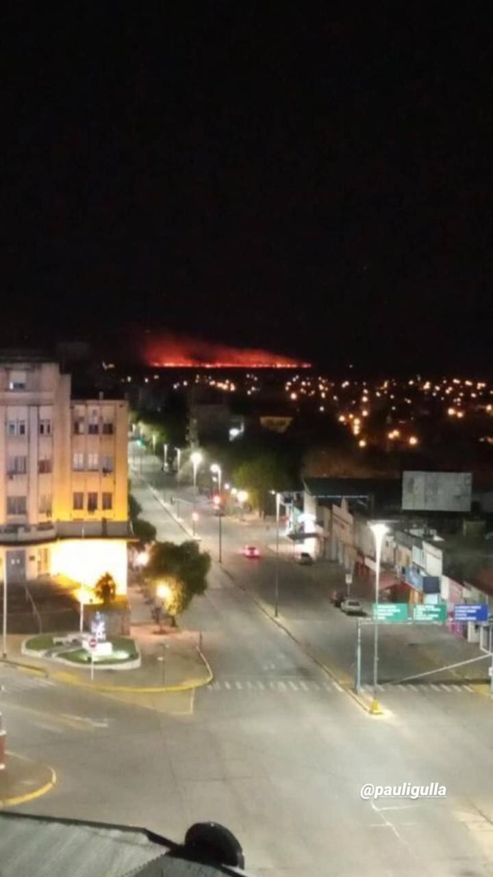 En las redes sociales los usuarios compartieron imágenes del voraz incendio.