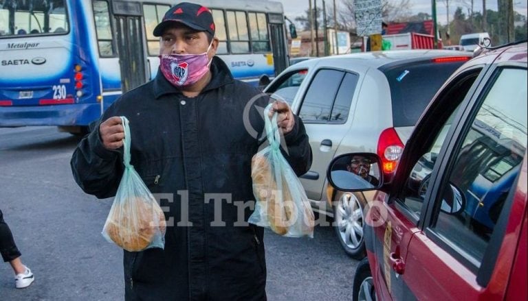 Emprendedor vende panes dulces en la esquina de avenida Ex Combatientes de Malvinas y ruta 21 (Pablo Yapura)