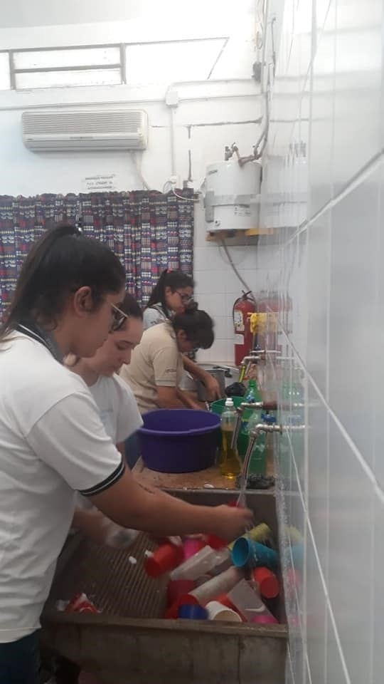 Alumnos del Ipetaym 68 ordenando la cocina