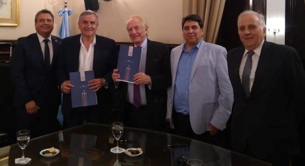 El gobernador Morales y el vicerrector Yanzi Ferreira, con funcionarios de la UNC y el titular de la Casa de Jujuy en Córdoba, Alberto Cura.