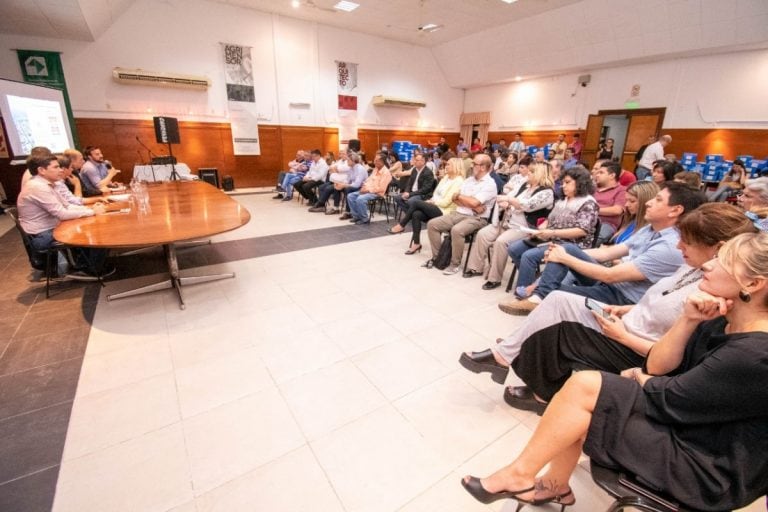 Un enriquecedor intercambio hubo entre el candidato a intendente, Gustavo Martínez, promotor del proyecto y el Consejo Profesional de Agrimensores, Arquitectos e Ingenieros.