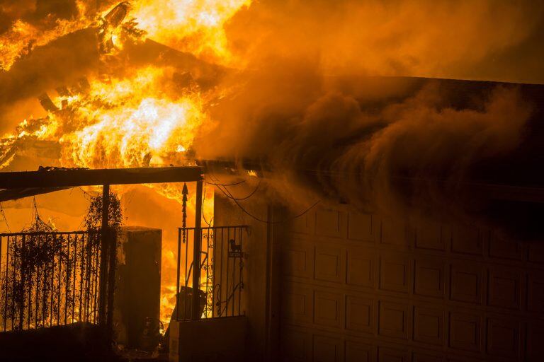 El fuego arrasa con varias áreas en California, Estados Unidos.(AFP)