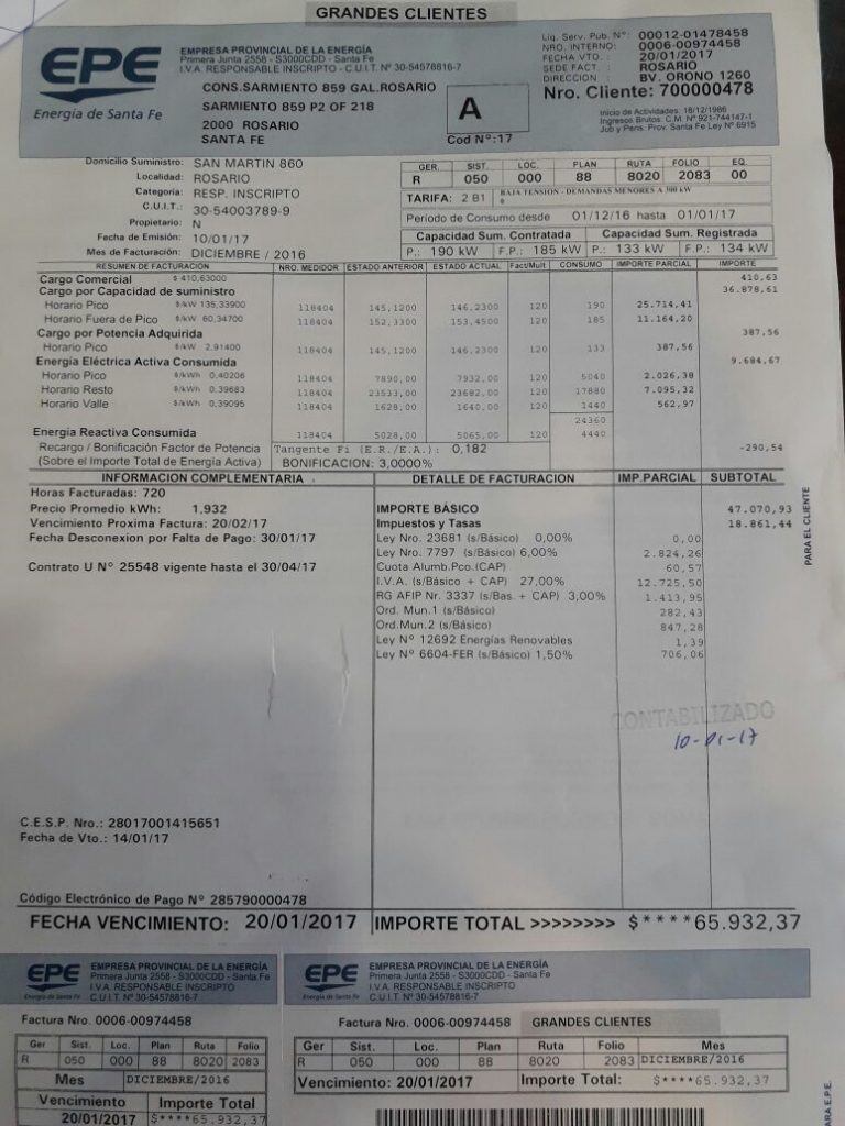 Facturas de la EPE en un consorcio comercial de Rosario para los primeros bimestres de 2016 y 2017.