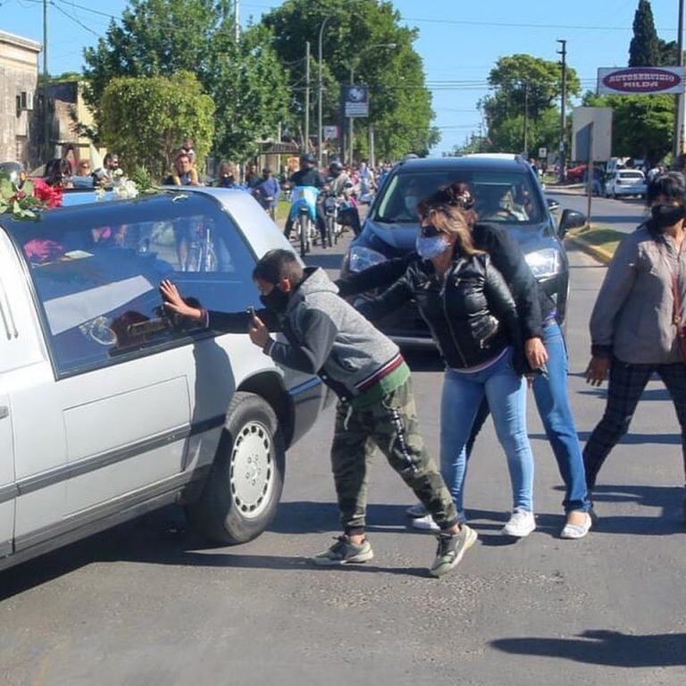 Miles de personas le dan el último adiós al intendente de Gualeguay.
Crédito: LT38