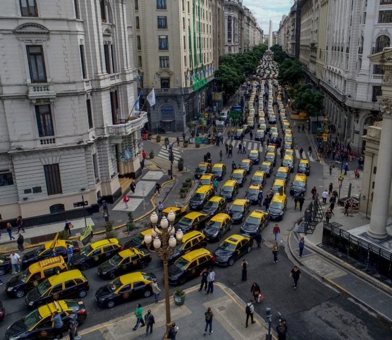 Marchan los taxistas y varias organizaciones sociales en el centro porteño.