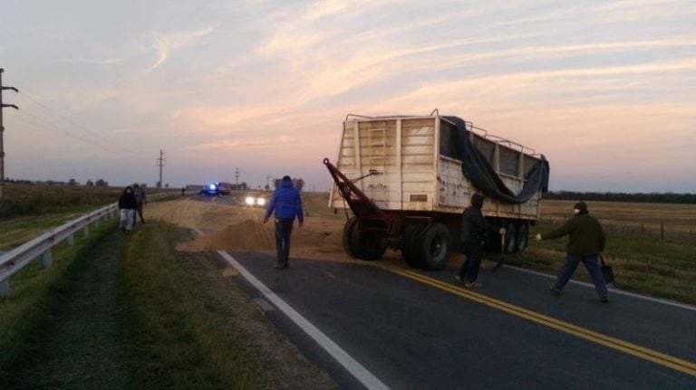 El rodado obstruyó el corredor durante varias horas en cercanías a Totoras. (Info Más)