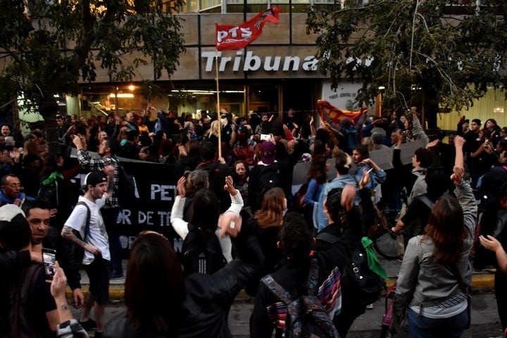 Una multitud se congregó fuera del juzgado a la espera del fallo.