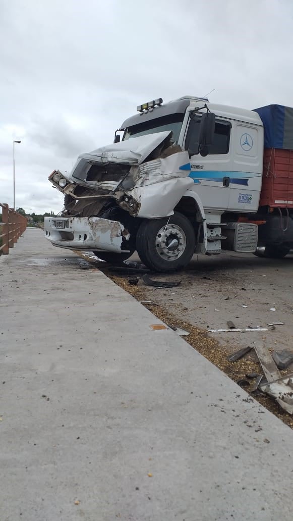 Impactantes choque de camiones en la ruta 3