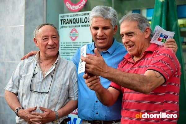 Claudio Poggi junto a los vecinos de Villa Mercedes, en San Luis.