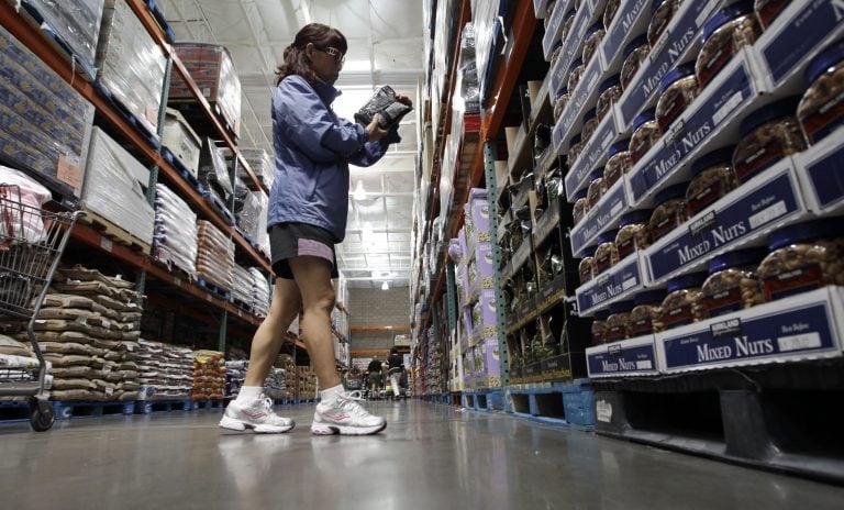 Compras en supermercados con ingreso acotado de personas por turno y luego de colocarse alcohol en gel sobre la piel de las manos. (Imagen ilustrativa)