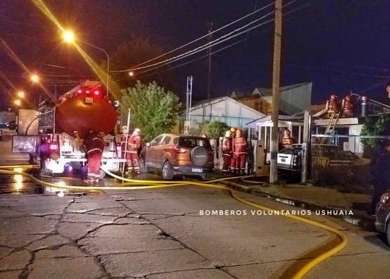 Incendio de una vivienda en Ushuaia. (Foto: Bomberos Voluntarios Ushuaia)