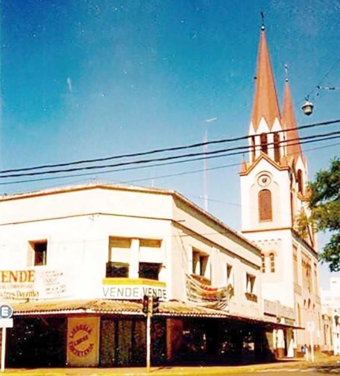 Varios negocios, hasta la tienda de la cadena Hidalgo Solá, se sucedieron en esta esquina de Colón y San Martín. Hoy está allí la sede central del Banco Macro. (MisionesOnline)