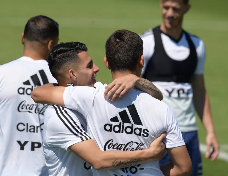 Dybala y Pavon se abrazan en un entrenamiento