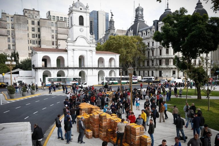 Hubo una fila de casi tres cuadras de largo. (EFE/Juan Ignacio Roncoroni)