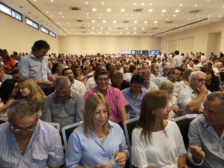 Cientos de personas se hicieron presentes en el acto, entre ellas funcionarios provinciales, municipales, diputados, senadores y correligionarios de distintas localidades.