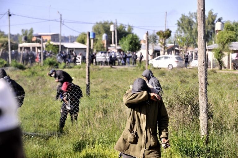 Balas de goma, corridas y detenidos durante el tenso desalojo de las tierras tomadas en la localidad bonaerense de Guernica. (Clarín)