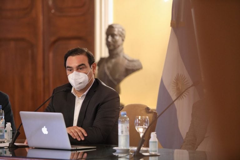 El gobernador Gustavo Valdés en conferencia de prensa comunicó nuevas habilitaciones.