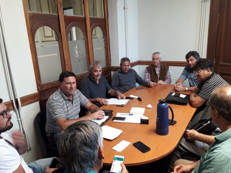 Reunión entre funcionarios municipales y organizadores de las 24 Horas de la Corvina Negra