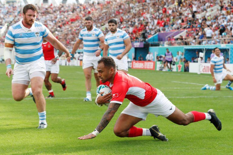 Telusa Veainu concretó los dos tries de Tonga. Foto: AP/Kyodo News.