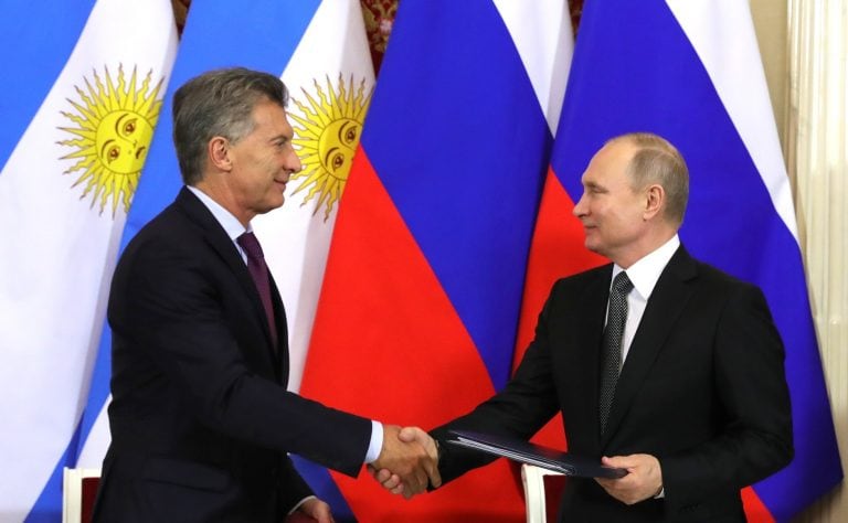 HANDOUT - El presidente argentino, Mauricio Macri, y el mandatario ruso, Vladimir Putin, se dan la mano en Moscú, Rusia, tras firmar una serie de acuerdos bilaterales. Ambos mandatarios reconocieron que tienen "posturas similares" en temas de la agenda regional e internacional, y acordaron sostener a futuro una relación estratégica. (Vinculado al texto de dpa "Putin y Macri reconocen "posturas similares" en temas internacionales").

HANDOUT - (ATENCIÓN · Para utilizar únicamente con fines editoriales, en referencia a la cobertura actual de este tema y mencionando el crédito indicado.) Foto: ---/Russian President's Press Office/dpa - Use solamente con el acuerdo por escrito +++ dpa-fotografia +++