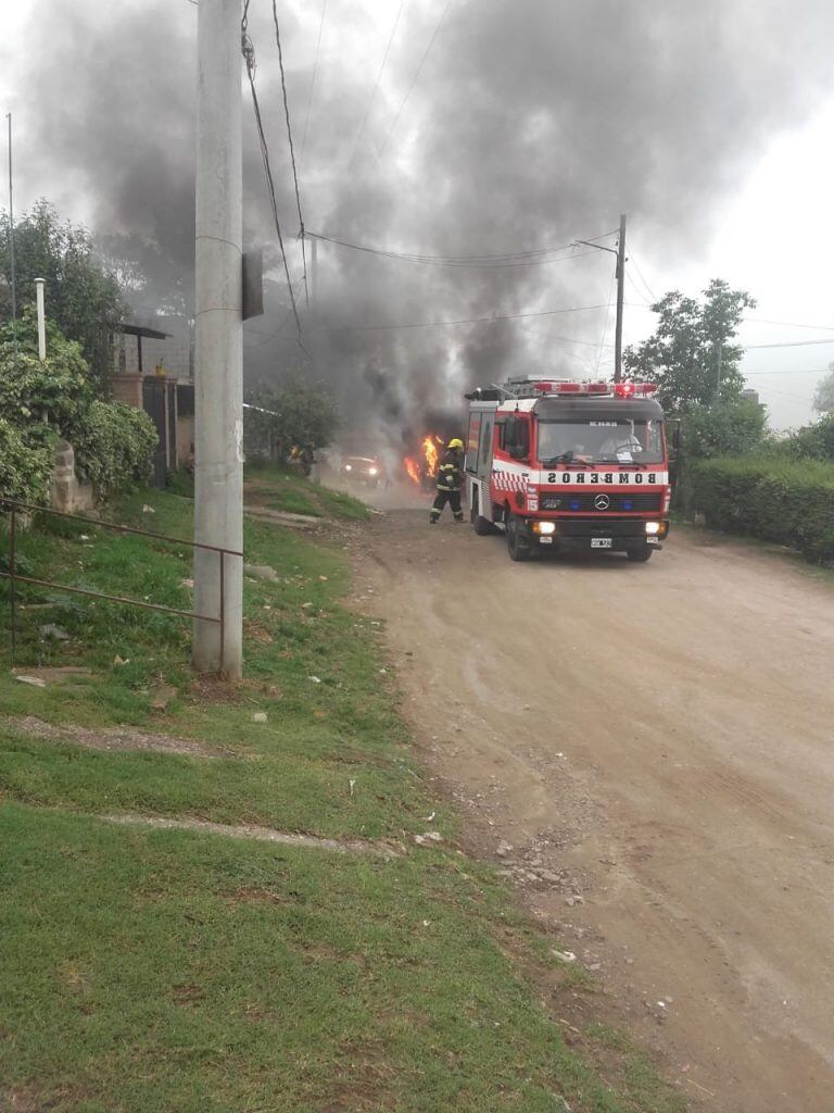 Incendio de un colectivo de Intercórdoba en Río Ceballos.