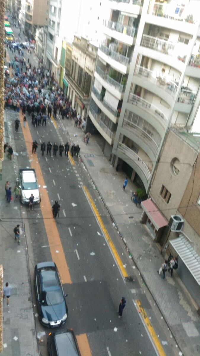 La policía llegó al lugar para contener las situación.