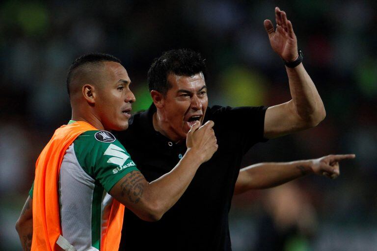 Medellín Colombia. Aldo Leao Ramírez de Nacional habla con el entrenador Jorge Almirón durante un partido de la Copa Libertadores entre Atlético Nacional y Atlético Tucumán. 